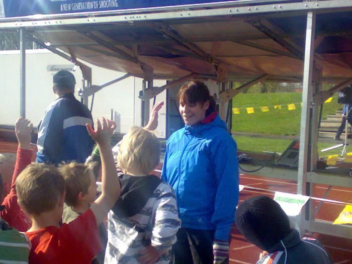 jonna_ja_iloiset_oppilaat_ylistaro_6_5_08.jpg