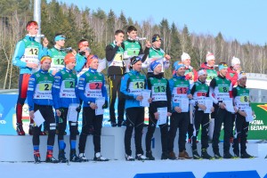 Olli Jaakkola, Tero Seppälä ja Vili Sormunen kukituksessa.